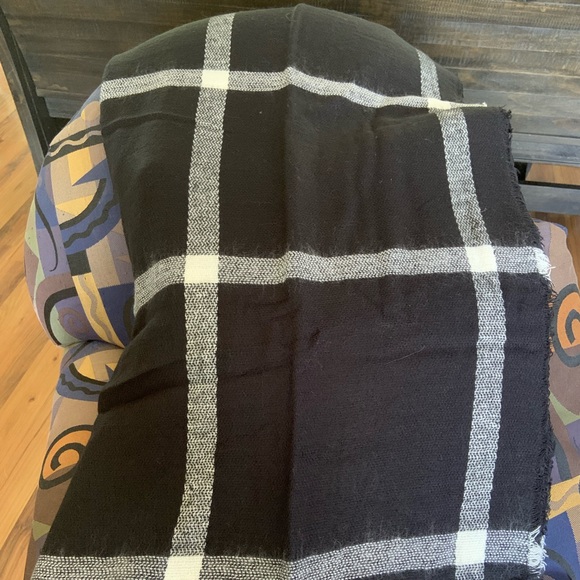 NWT Giant Scarf 🧣 - Picture 2 of 4